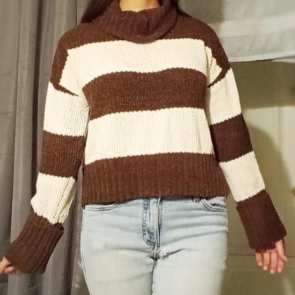 Cozy Cropped Brown and Cream Striped Turtleneck Sweater Size M